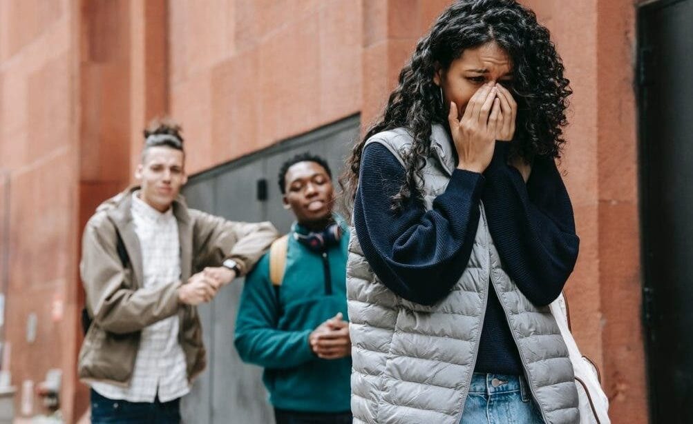 Adolescente de 16 anos é condenada a 12 meses de serviços comunitários por praticar bullying