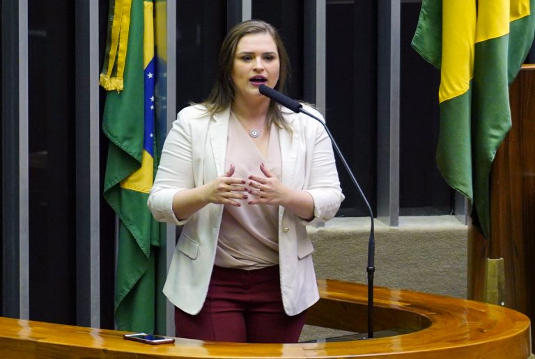 Bancada feminina critica veto à distribuição gratuita de absorventes