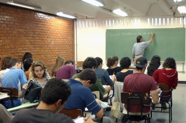 Projeto permite que aluno de alto desempenho entre na universidade antes de concluir o ensino médio