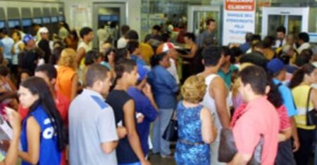 Juíza condena banco a indenizar aposentada que ficou cinco horas na fila