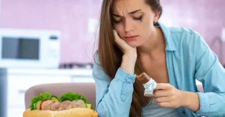 Fome emocional: O que é e como diferenciar da fome física?