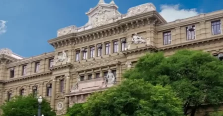 Justiça de São Paulo determina serviço comunitário a adolescente por perseguição a ex-namorada