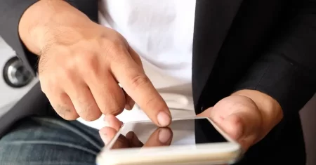 Mulher deve ser indenizada após ter vídeo íntimo divulgado sem autorização