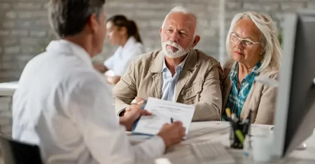 Planos de saúde não podem aumentar mensalidades de idosos por causa da idade