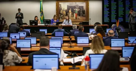 Projeto aprovado na CCJ da Câmara permite decretação imediata do divórcio mesmo com disputa sobre bens