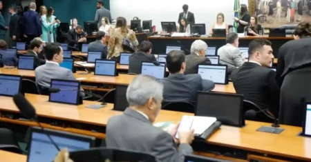 Comissão da Câmara aprova projeto que permite mulher verificar histórico de violência do parceiro