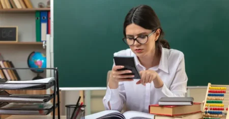 Justiça condena mãe a indenizar professora por postagens ofensivas feitas pela filha